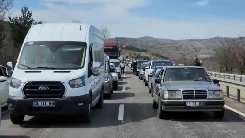 Çankırı'da tır otomobilin üzerine devrildi: 4 ölü, 3 yaralı