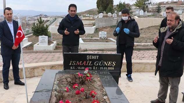 Meslektaşları, gazeteci İsmail Güneş’i kabri başında andı