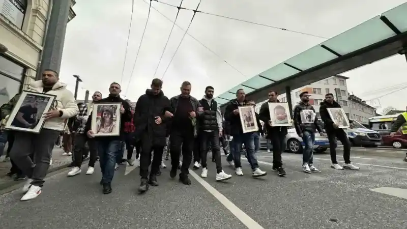 Almanya’da yüzlerce kişi Solingen’de hayatını kaybeden aile için yürüdü