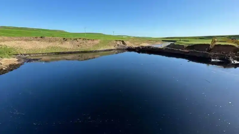 Diyarbakır’da yol yapım çalışmasında petrol boru hattı patladı: Ham petrol sulama kanalına karıştı