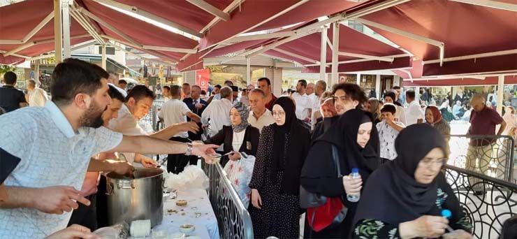 Tokkon’dan Eyüpsultan’da aşure ikramı