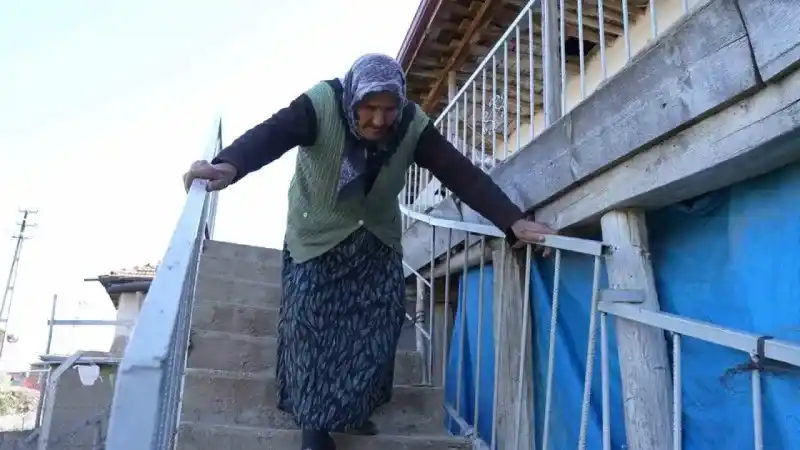 Türkiye’nin en yaşlı seçmeni 117 yaşındaki Arzu nine oyunu kullandı