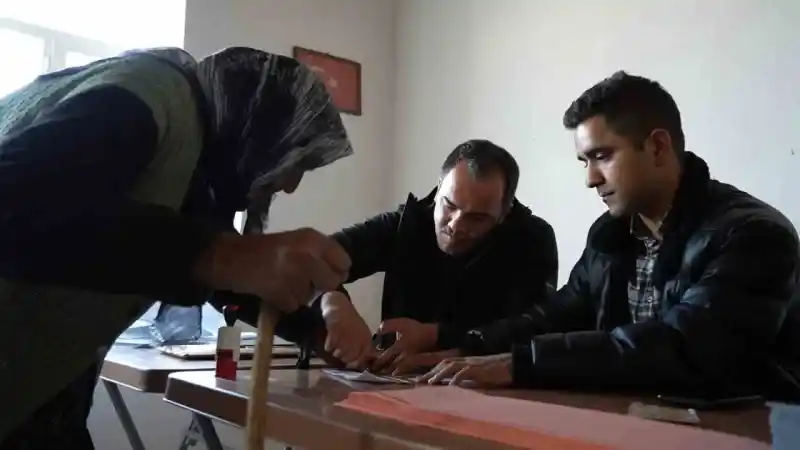 Türkiye’nin en yaşlı seçmeni 117 yaşındaki Arzu nine oyunu kullandı