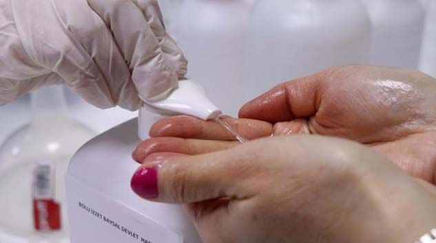 Bolu’da sağlıkçıların el dezenfektanı hastane eczanesinde hazırlanıyor