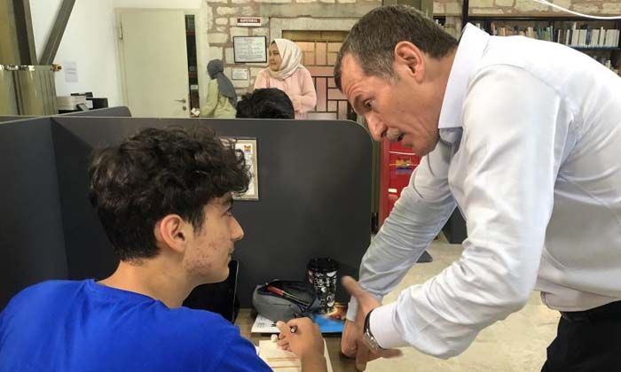 Zeytinburnu Belediyesinden üniversiteye başlayan öğrencilere 3 bin liralık başarı ödülü