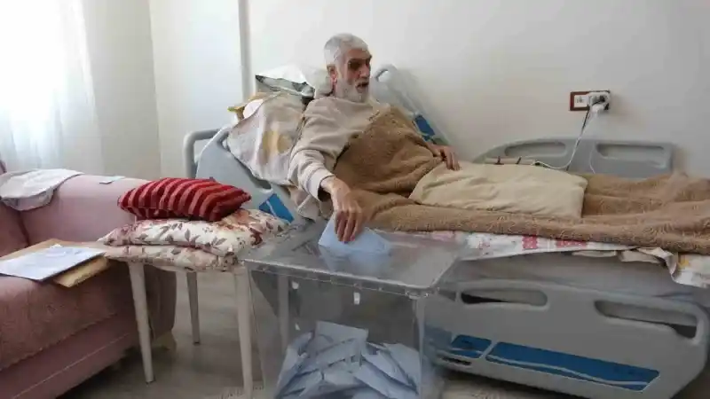 Diyarbakır’da bazı seçmenler evlerine götürülen ‘seyyar sandık’ ile oyunu kullandı Diyarbakır’da bazı seçmenler evlerine götürülen ‘seyyar sandık’ ile oyunu kullandı