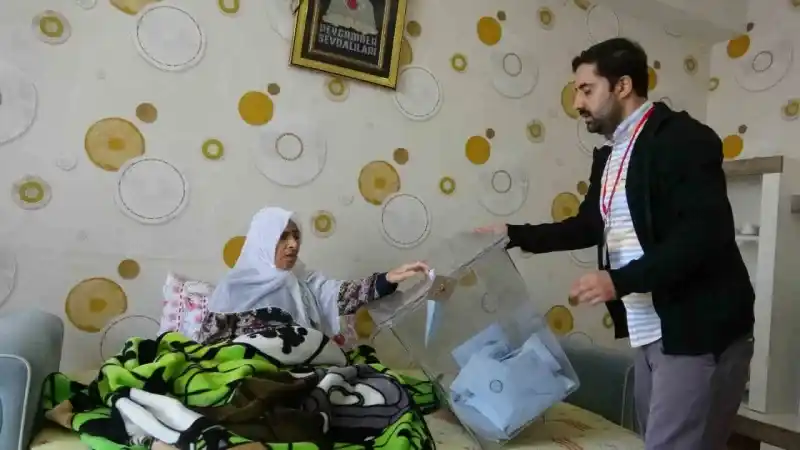 Diyarbakır’da bazı seçmenler evlerine götürülen ‘seyyar sandık’ ile oyunu kullandı Diyarbakır’da bazı seçmenler evlerine götürülen ‘seyyar sandık’ ile oyunu kullandı