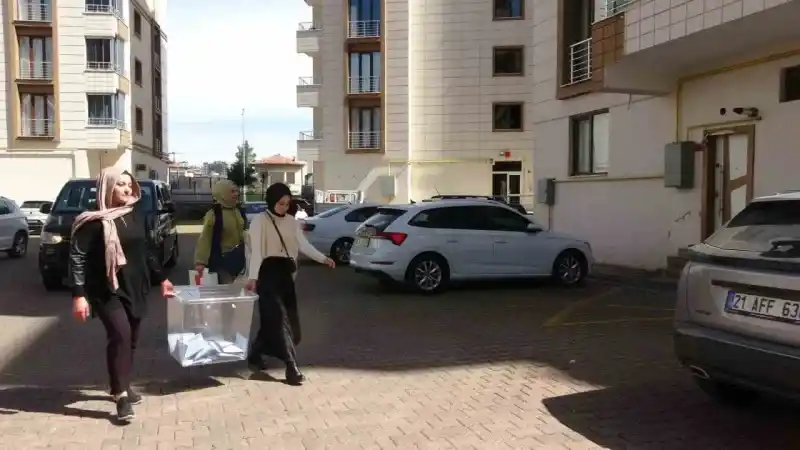 Diyarbakır’da bazı seçmenler evlerine götürülen ‘seyyar sandık’ ile oyunu kullandı Diyarbakır’da bazı seçmenler evlerine götürülen ‘seyyar sandık’ ile oyunu kullandı