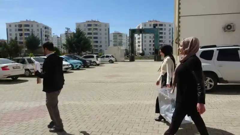 Diyarbakır’da bazı seçmenler evlerine götürülen ‘seyyar sandık’ ile oyunu kullandı Diyarbakır’da bazı seçmenler evlerine götürülen ‘seyyar sandık’ ile oyunu kullandı