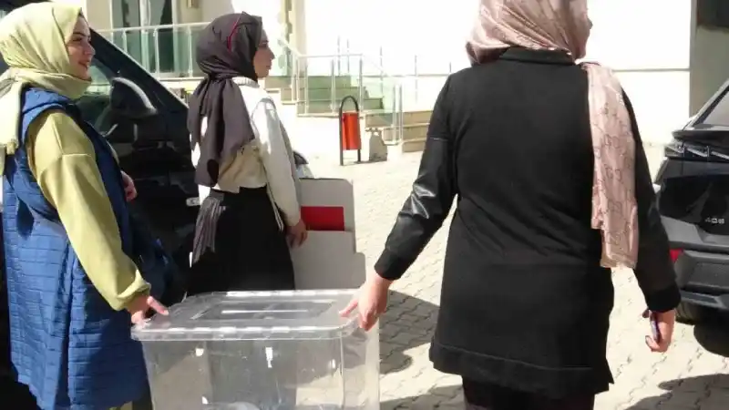Diyarbakır’da bazı seçmenler evlerine götürülen ‘seyyar sandık’ ile oyunu kullandı Diyarbakır’da bazı seçmenler evlerine götürülen ‘seyyar sandık’ ile oyunu kullandı