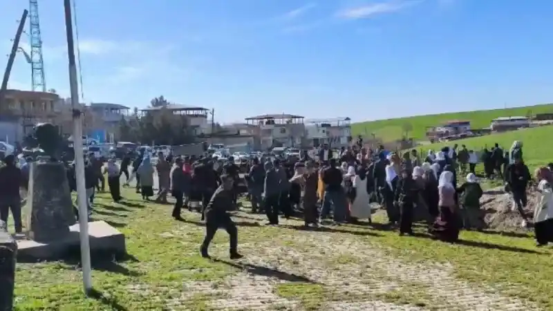 Diyarbakır’da muhtarlık kavgası: 1 ölü, 11 yaralı Diyarbakır’da muhtarlık kavgası: 1 ölü, 11 yaralı