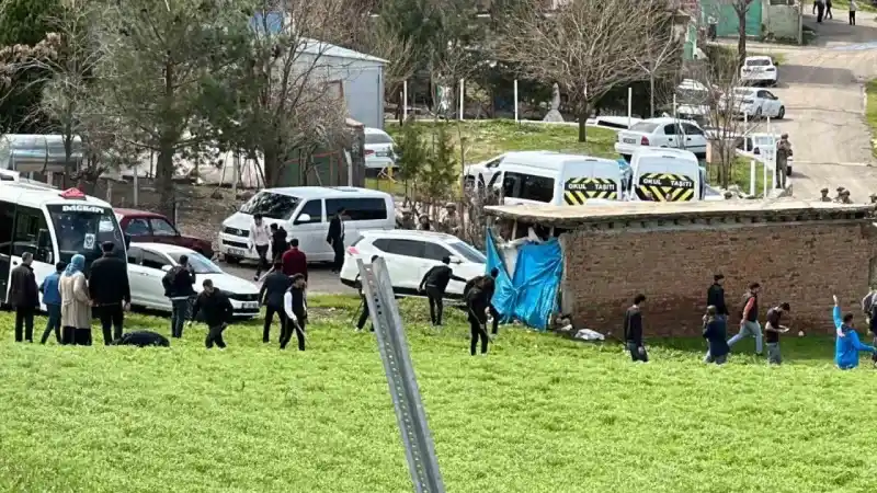 Diyarbakır’da muhtarlık kavgası: 1 ölü, 11 yaralı Diyarbakır’da muhtarlık kavgası: 1 ölü, 11 yaralı