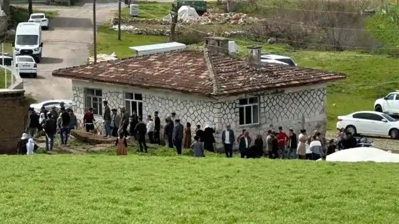 Diyarbakır’da muhtarlık kavgası: 1 ölü, 11 yaralı Diyarbakır’da muhtarlık kavgası: 1 ölü, 11 yaralı