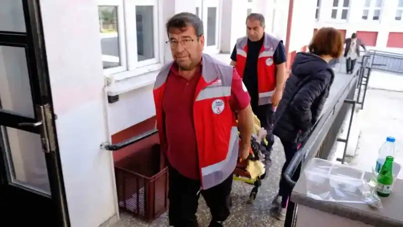 Felçli yaşlı kadın oy kullanmak için ambulans eşliğinde sandığa gitti