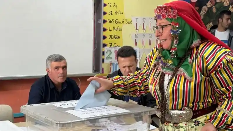 Yöresel kıyafetle oy kullandılar