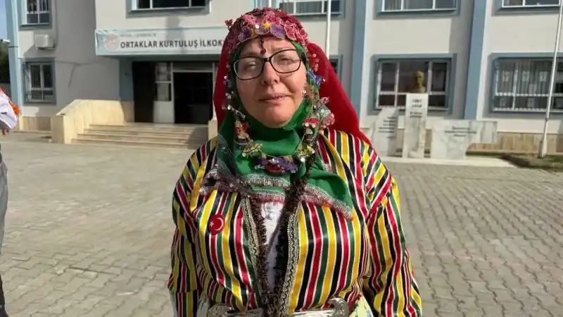 Yöresel kıyafetle oy kullandılar