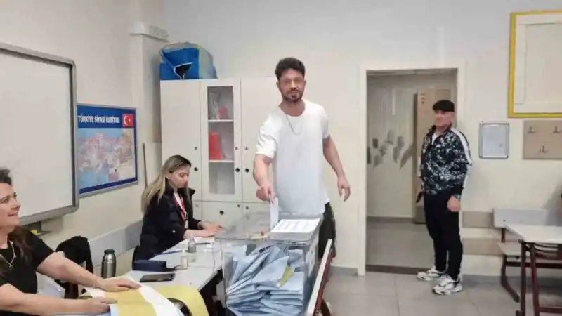 Ünlü şarkıcı Murat Boz yarım saat bekledi Ünlü şarkıcı Murat Boz yarım saat bekledi