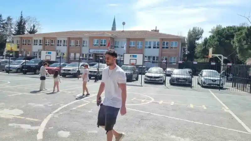 Ünlü şarkıcı Murat Boz yarım saat bekledi Ünlü şarkıcı Murat Boz yarım saat bekledi