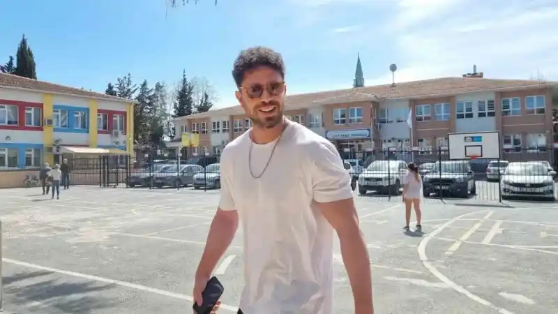 Ünlü şarkıcı Murat Boz yarım saat bekledi Ünlü şarkıcı Murat Boz yarım saat bekledi