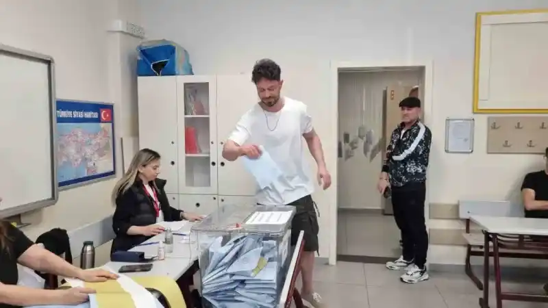 Ünlü şarkıcı Murat Boz yarım saat bekledi Ünlü şarkıcı Murat Boz yarım saat bekledi