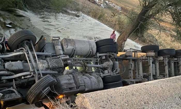 Eskişehir’de tır devrildi sürücü Anıl Yıldırım hayatını kaybetti