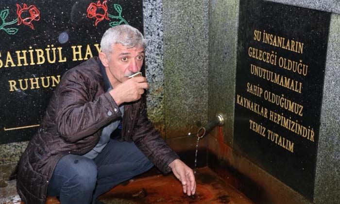 Sağlıksız çıkan suyu içmek için kuyruğa girdiler