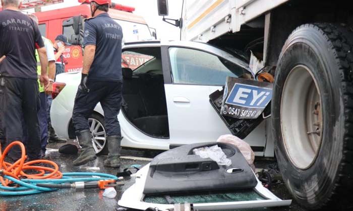 Otomobil, yan dönen kamyona ok gibi saplandı: Muzaffer Kurt hayatını kaybetti