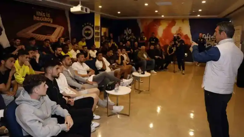 Fenerbahçe’de Başkan Ali Koç ve yönetim kurulu, futbol takımıyla bir araya geldi