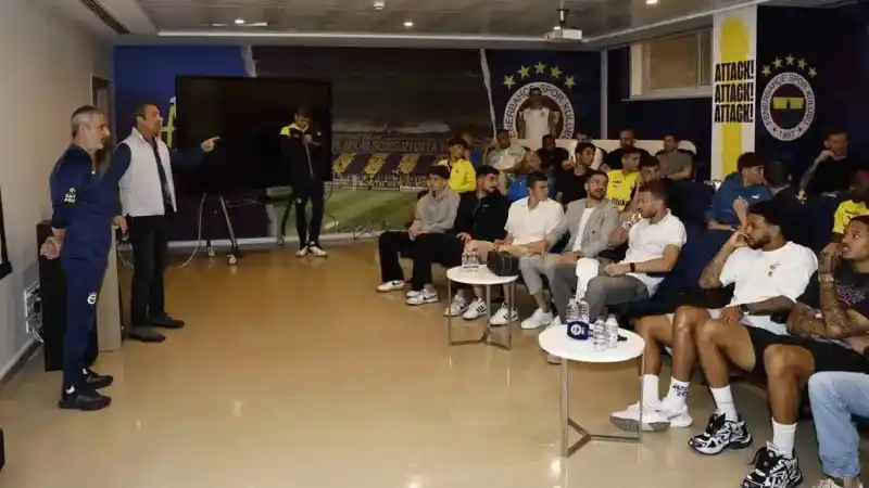 Fenerbahçe’de Başkan Ali Koç ve yönetim kurulu, futbol takımıyla bir araya geldi