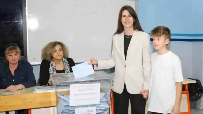 Mustafa Denizli’nin kızı Lal Denizli belediye başkanı seçildi