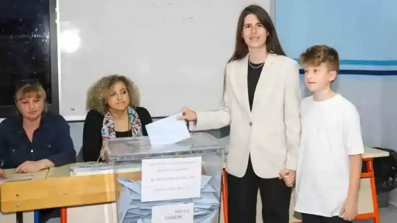 Mustafa Denizli’nin kızı Lal Denizli belediye başkanı seçildi