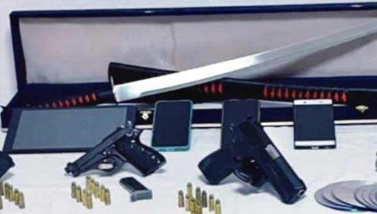 6 ayrı suçtan aranıyordu, Samuray kılıçla yakalandı