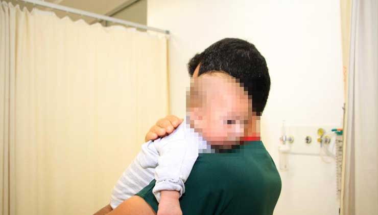 Vicdansız baba, eşini bıçaklayıp bebeğini kaçırdı, çok ağlayınca hastaneye bırakıp kaçtı