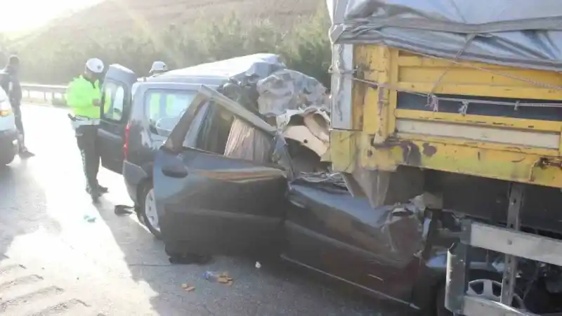 Manisa’da kamyonet tıra arkadan çarptı: 3 ölü, 1 ağır yaralı