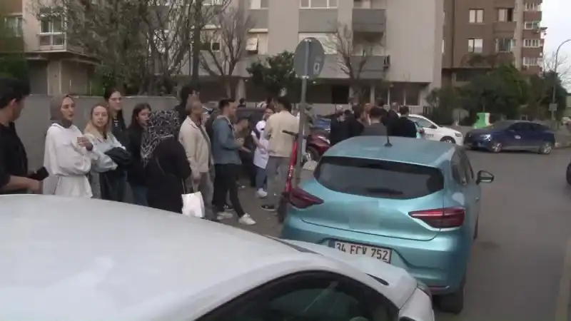 Kadıköy’de lüks plazada yangın: Çalışanlar tahliye edildi