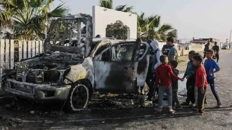 İsrail, Gazze’de insani yardım çalışanlarını vurdu: 7 ölü