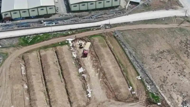 Silolara sığmayınca toprağa gömülmüştü