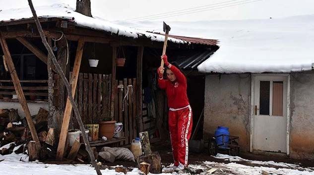 Kick boks şampiyonu Ayşe Turan köyünde odun kırarak form tutuyor