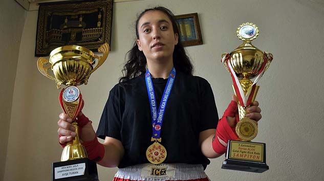 Kick boks şampiyonu Ayşe Turan köyünde odun kırarak form tutuyor