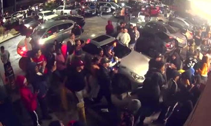 Los Angeles’ta kalabalık grup marketi yağmaladı