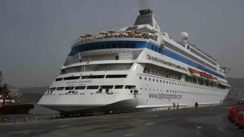 İzmir’e sezonun ilk kruvaziyeri geldi