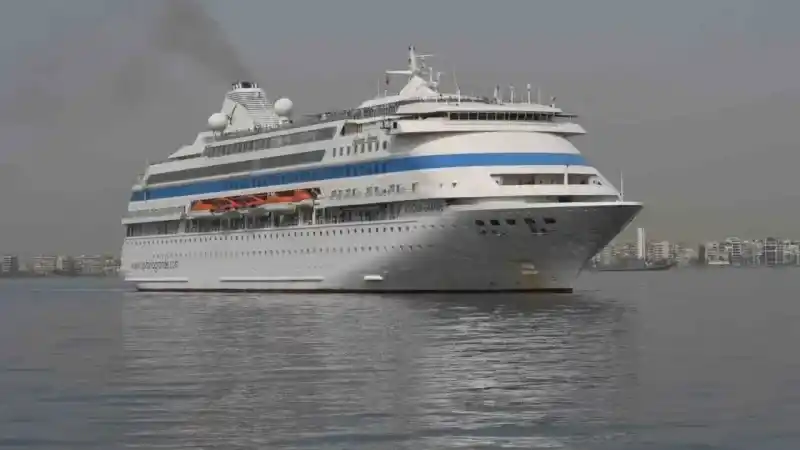 İzmir’e sezonun ilk kruvaziyeri geldi