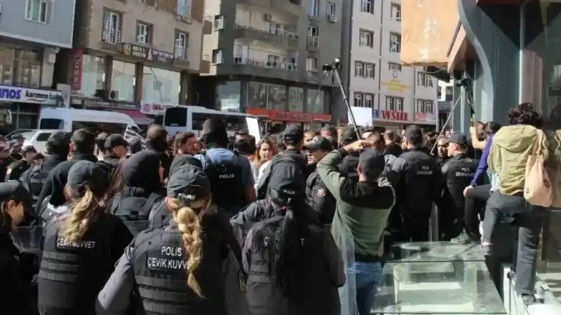 Şırnak’ta izinsiz yürüyüşe polis müdahalesi: 11 gözaltı