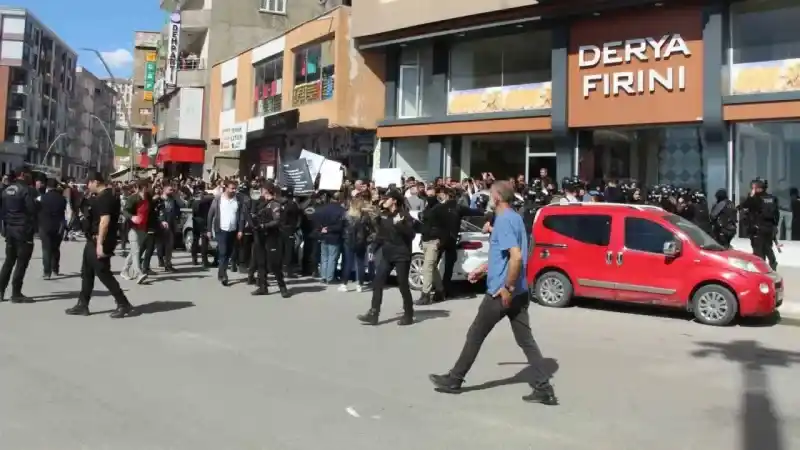 Şırnak’ta izinsiz yürüyüşe polis müdahalesi: 11 gözaltı
