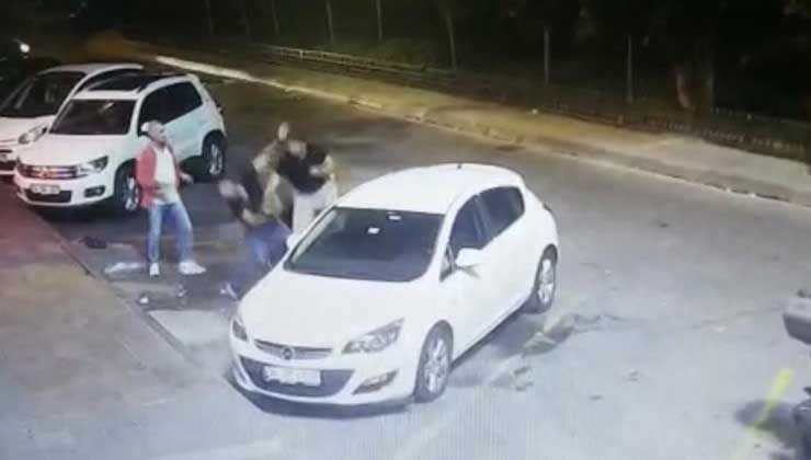 Kadıköy’de motokuryeden çevreyi rahatsız eden kişilere Mike Tyson yumruğu