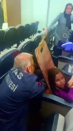 Katlanır koltuk arasına sıkıştı