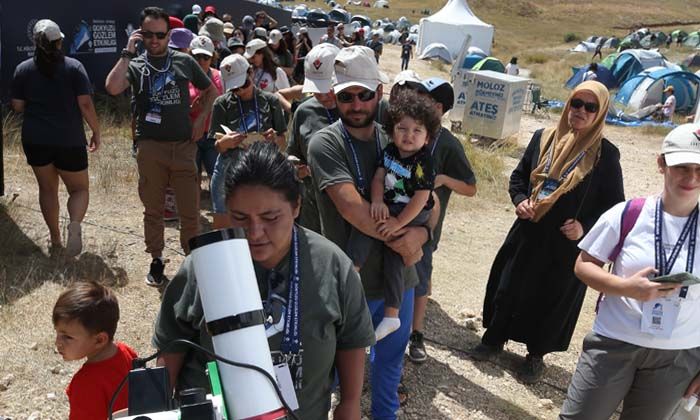 Meteor yağmurunda göğe bakma kuyruğu