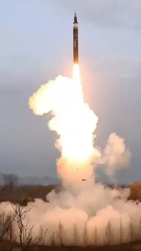 Kuzey Kore’nin hipersonik savaş başlığı taşıyan yeni balistik füzesi başarıyla denendi