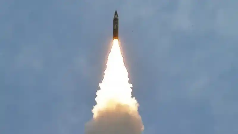 Kuzey Kore’nin hipersonik savaş başlığı taşıyan yeni balistik füzesi başarıyla denendi