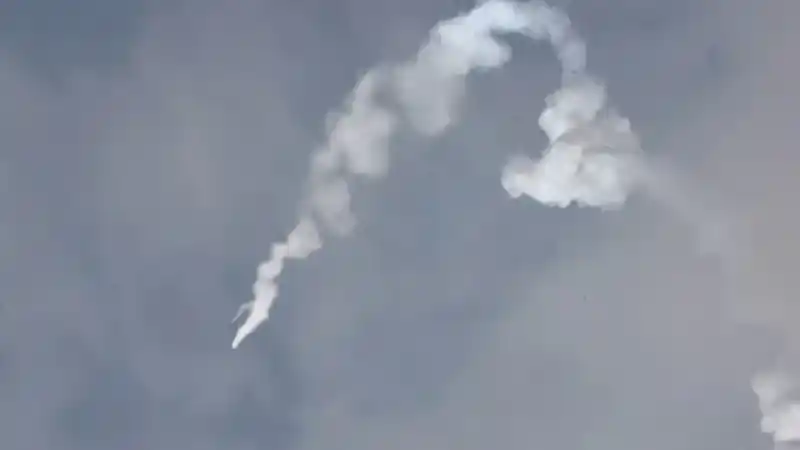 Kuzey Kore’nin hipersonik savaş başlığı taşıyan yeni balistik füzesi başarıyla denendi